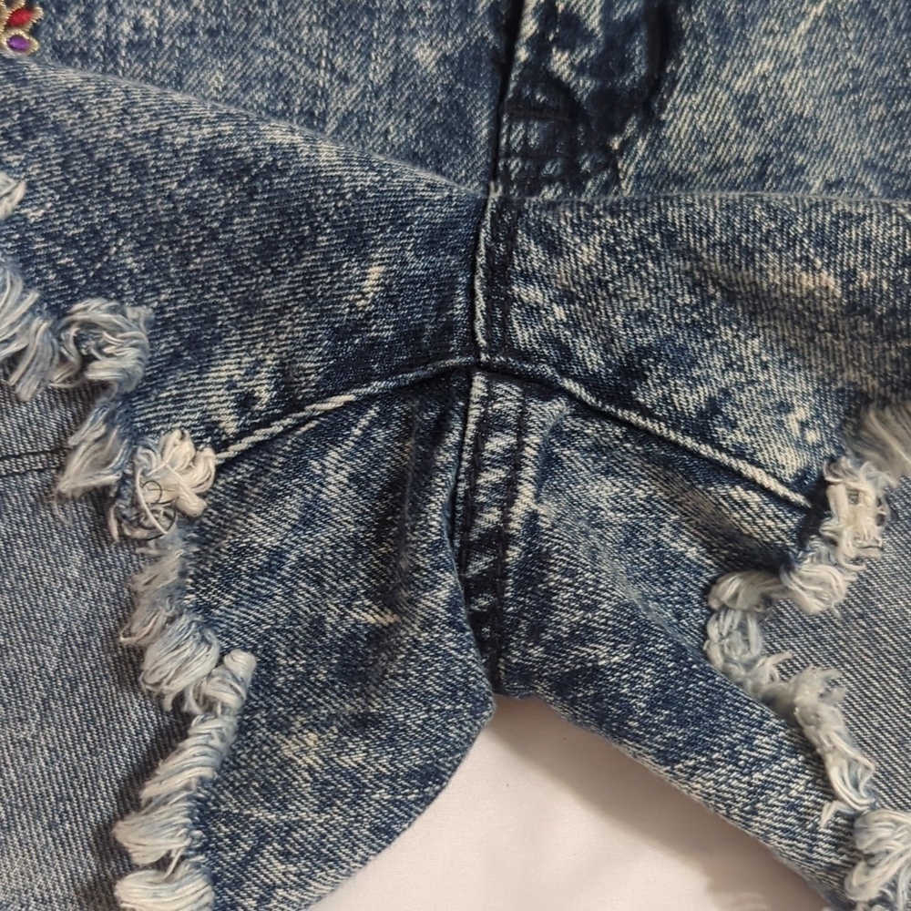 BDG Freja Embellished Mid-Rise Denim Cutoff Short, Color Bandana Wash Size 27 - Picture 10 of 16